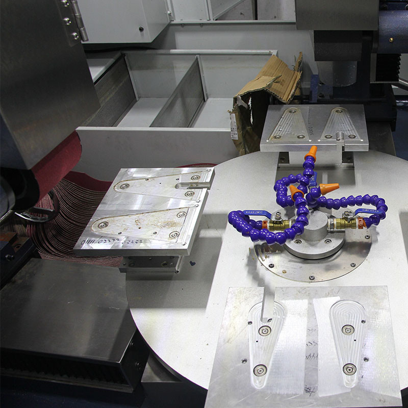 Anpassung CNC Poliermaschine Rotation Metall Oberfläche Puffing Aluminium Ss Deburring Schleifmaschine für Trowel